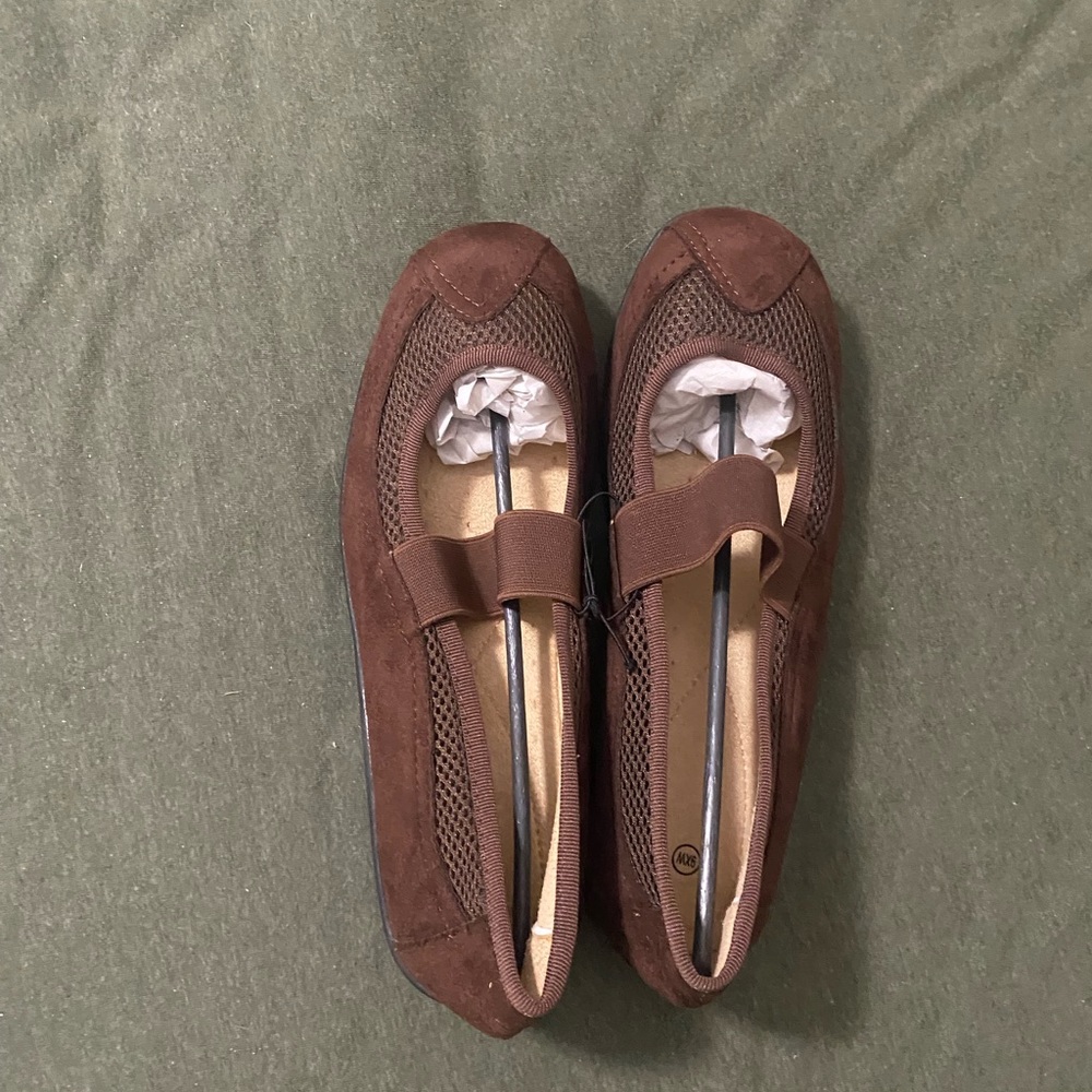 NWT Brown wide width flats